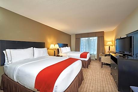 Queen Room with Two Queen Beds Hearing Accessible with Roll-In Shower - Non-Smoking