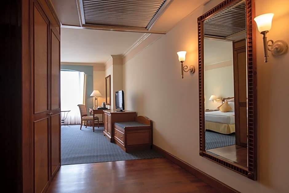Photo 1 of 2 of Deluxe 1 King Bed, River View