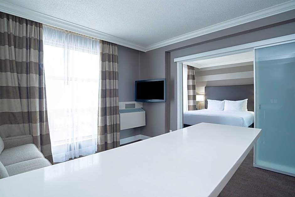 Sandman Signature Mississauga Hotel