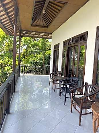 Family Room with Garden View