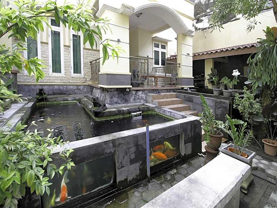 RedDoorz Plus near STIE YKPN