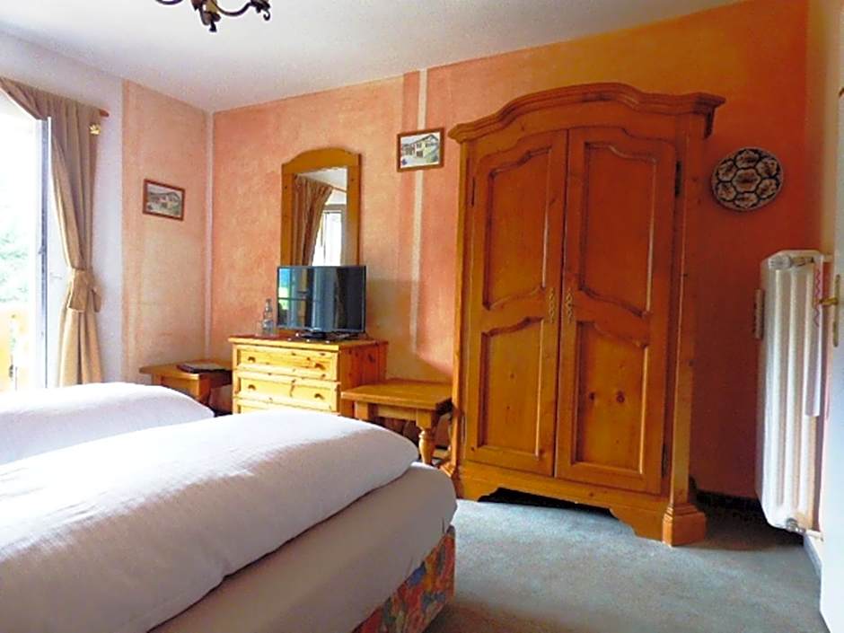 Zdjęcie 1 z 14 — Double Room (with private bathroom across the hall)