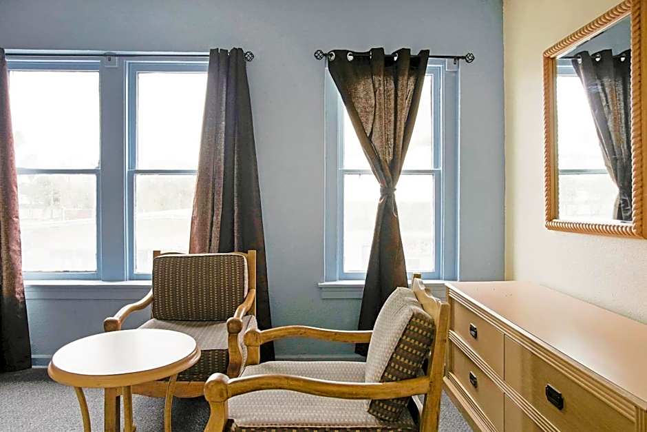 OYO Cameron Historic Hotel Brownsville I-69E