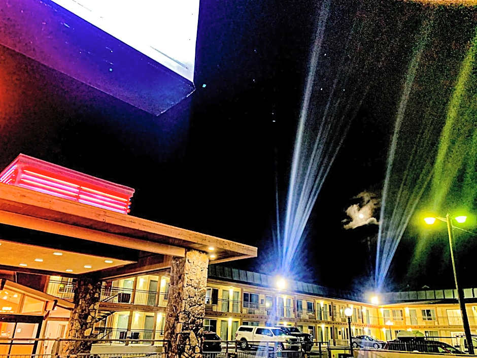 Econo Lodge Inn & Suites