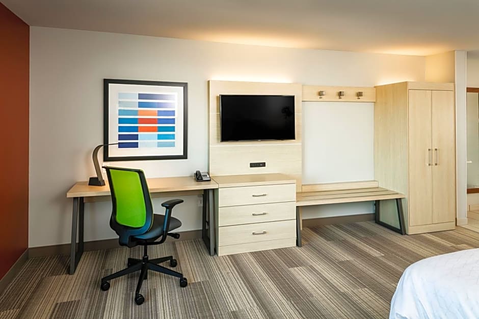 Holiday Inn Express & Suites Bend South By IHG