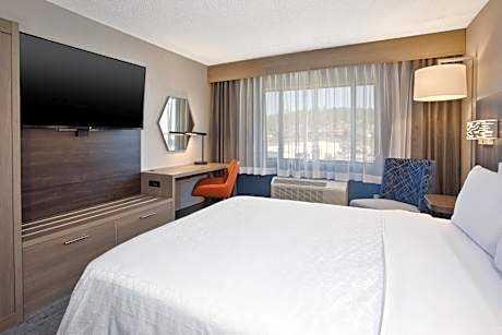 Standard Queen Room with Roll In Shower - Mobility Accessible