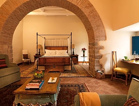 Colonial Arch Suite