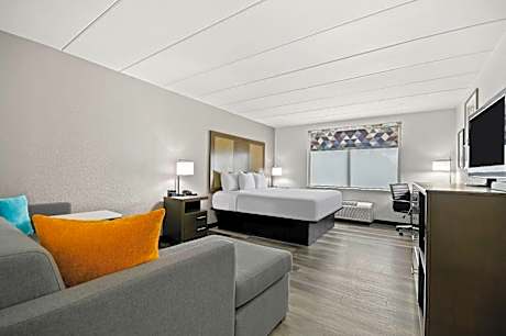 Deluxe King Suite - Mobility Access/Non-Smoking