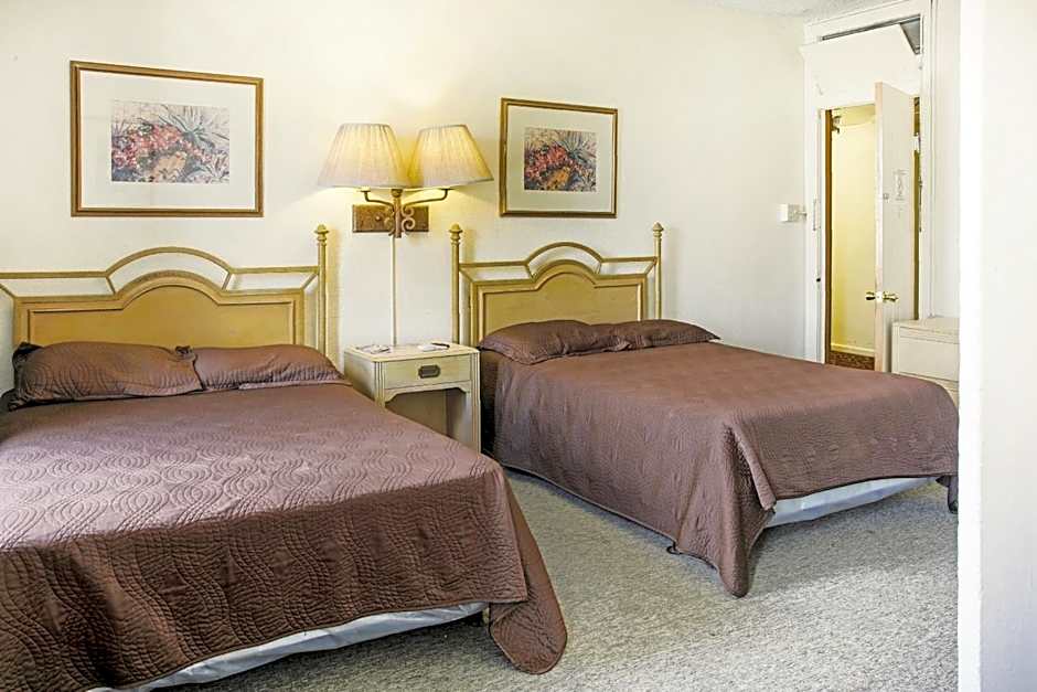 OYO Cameron Historic Hotel Brownsville I-69E