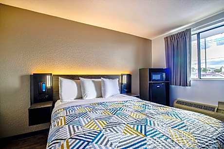 1 QUEEN BED | MOBILITY ACCESS RI SHWR NSMK