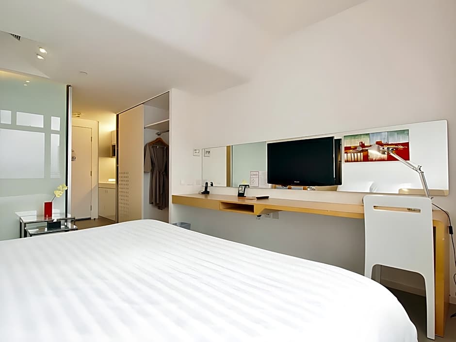 Photo 1 of 2 of Deluxe 1 King Bed