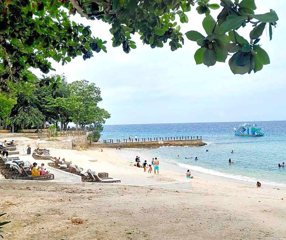 Mactan Newtown 8Newtown Boulevard Beach Condo RM9