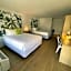 Newly renovated room in cozy hotel near Disney 2