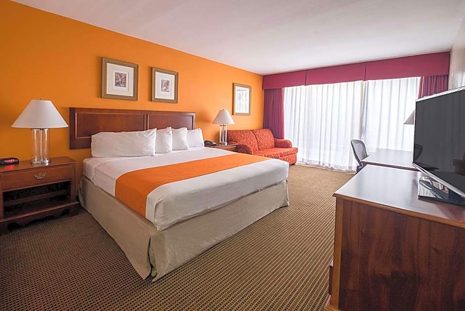 Howard Johnson Hotel&Conf Cntr by Wyndham Fullerton/Anaheim
