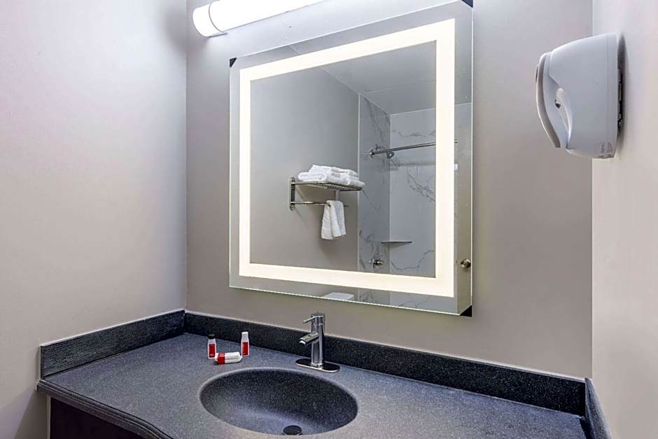 Days Inn & Suites by Wyndham Fayetteville NW Ft Bragg