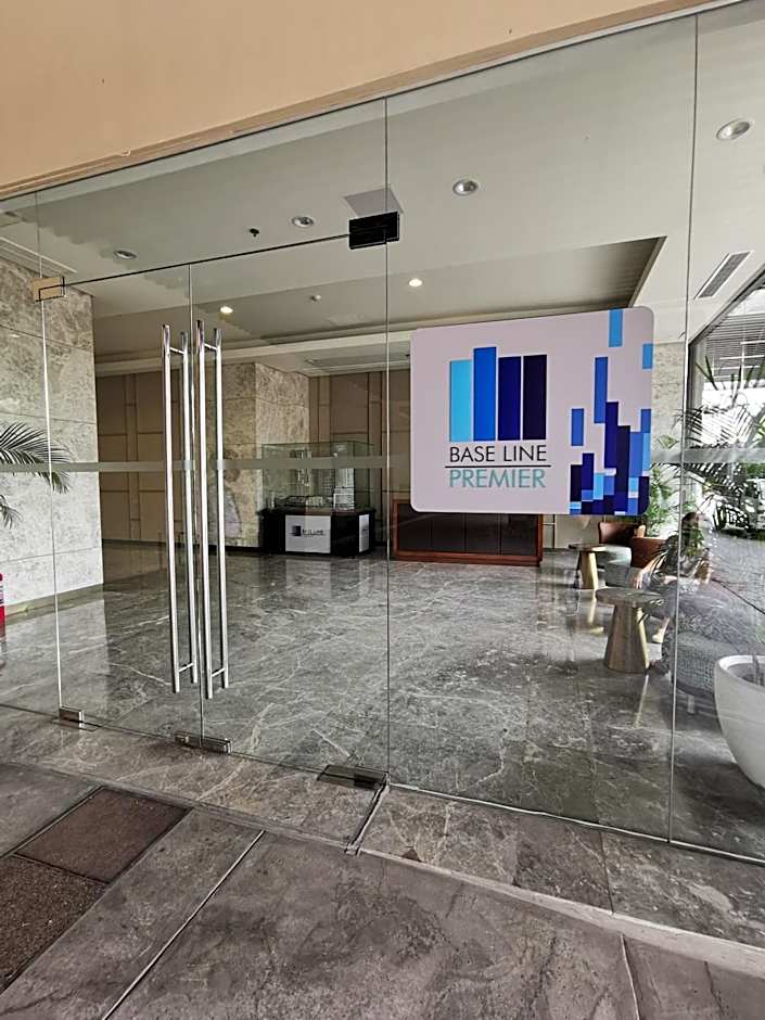 Baseline Premier - Studio with mountain view