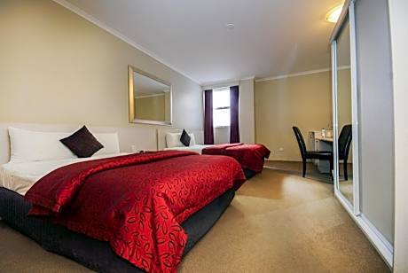 Isa Deluxe Twin Queen Room