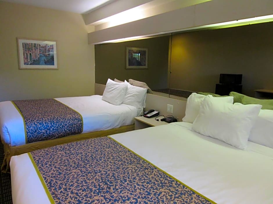 Travelodge by Wyndham Arlington/Dallas Area