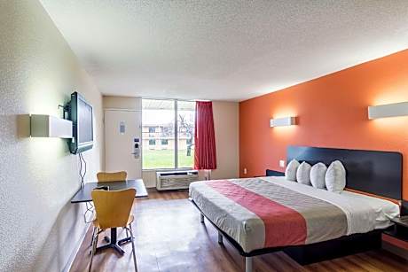 1 King Bed | Smoking, Kitchen