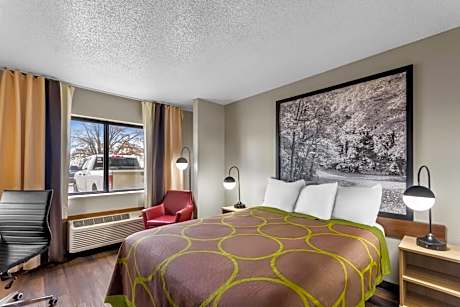 Queen Room with One Queen Bed and Bathtub with Grab Bars - Non-Smoking