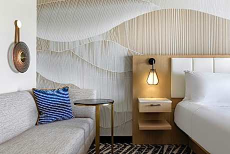 Larger Guest room, 1 King, Balcony