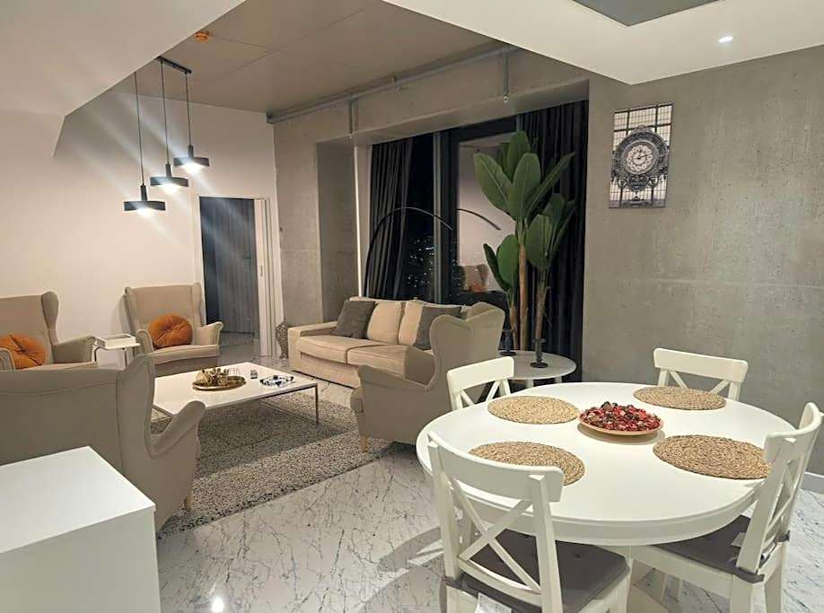 lavish apt with 180 ist view at 40F gym pool 89