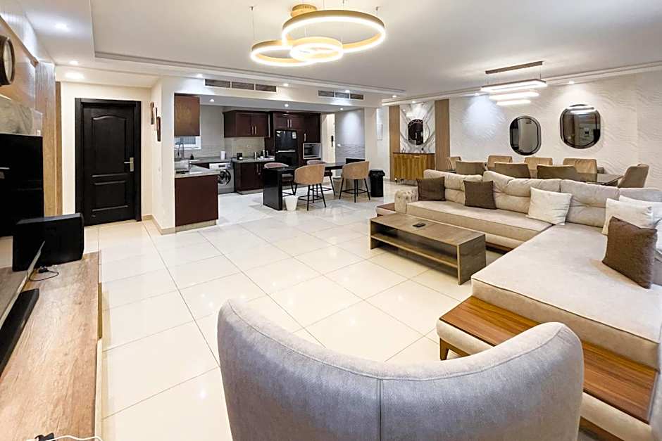 Calm & Classy 2BR - 5 min to Airport