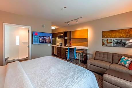 King Studio with Sofa Bed and Adapted Tub - Mobility and Hearing Accessible