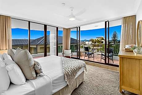 Three-Bedroom Beachfront Apartment with Ocean View
