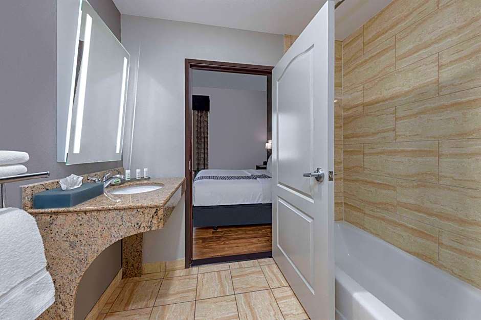 La Quinta Inn & Suites by Wyndham Allen At The Village