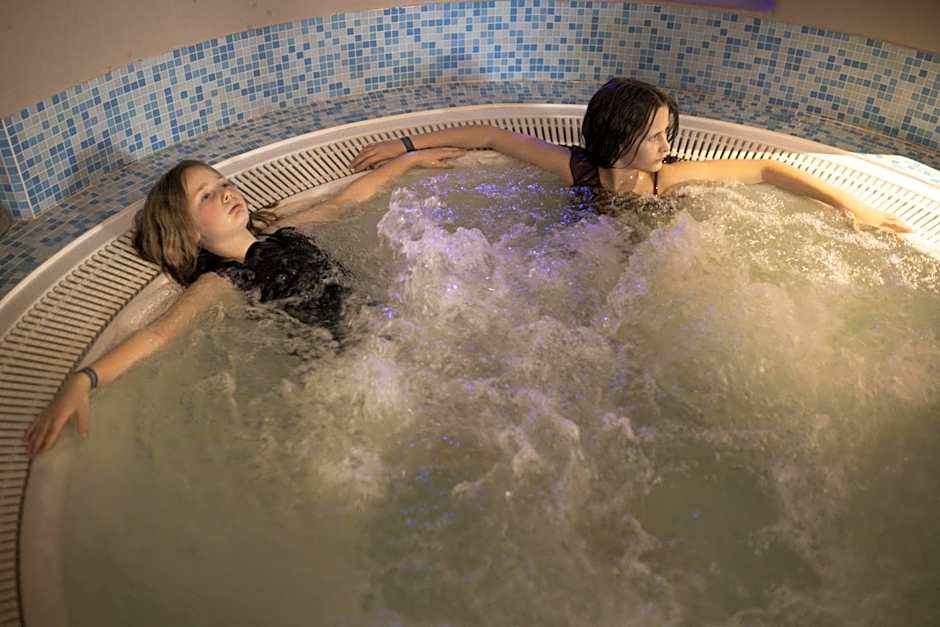 Aparthotel Familiaris - Family Apartments - Pools & Spa in Dolomites