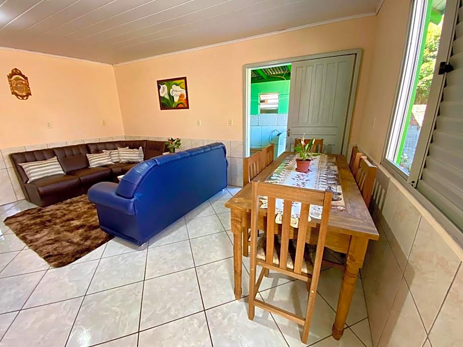 Ambiente ideal para famílias, casa conjulgada com Wi-Fi rápido, cozinha exclusiva e equipada, varanda com churrasqueira - A apenas 1 km da praia e 5 km da charmosa Praia da Vila