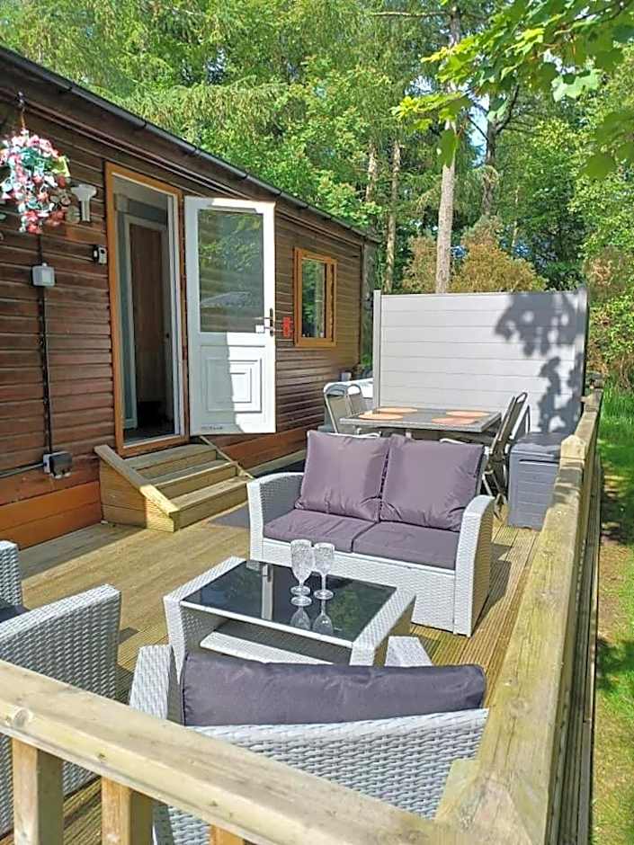 Tranquil Lodge hot tub and free golf