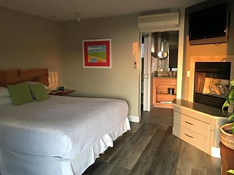 King Room with Partial Sea View