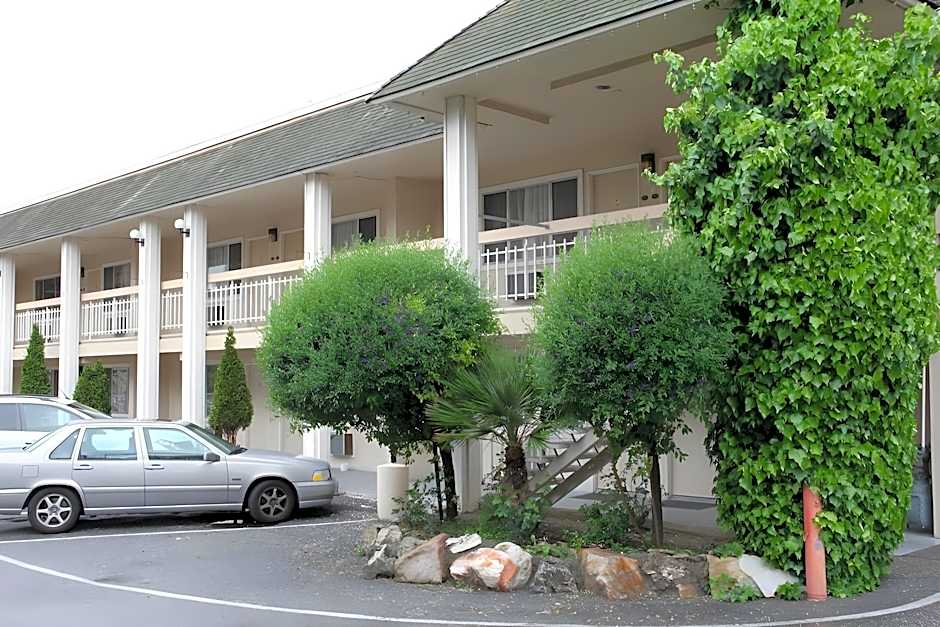 Caravelle Inn & Suites