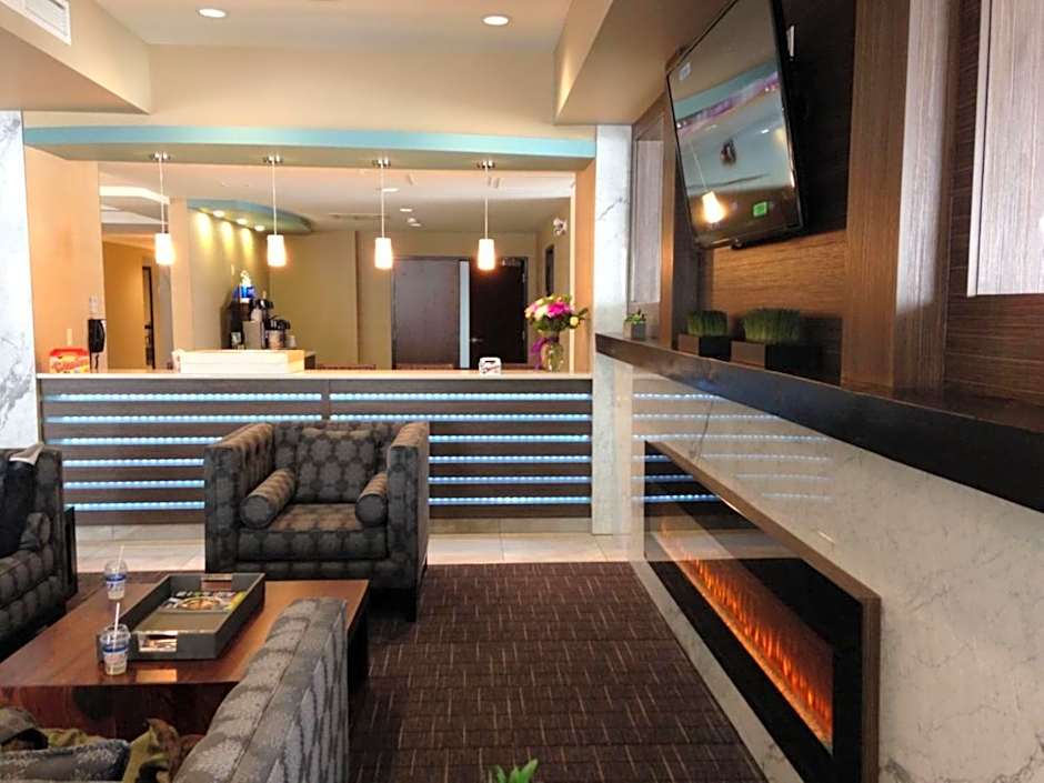 Holiday Inn Express Golden-Kicking Horse By IHG