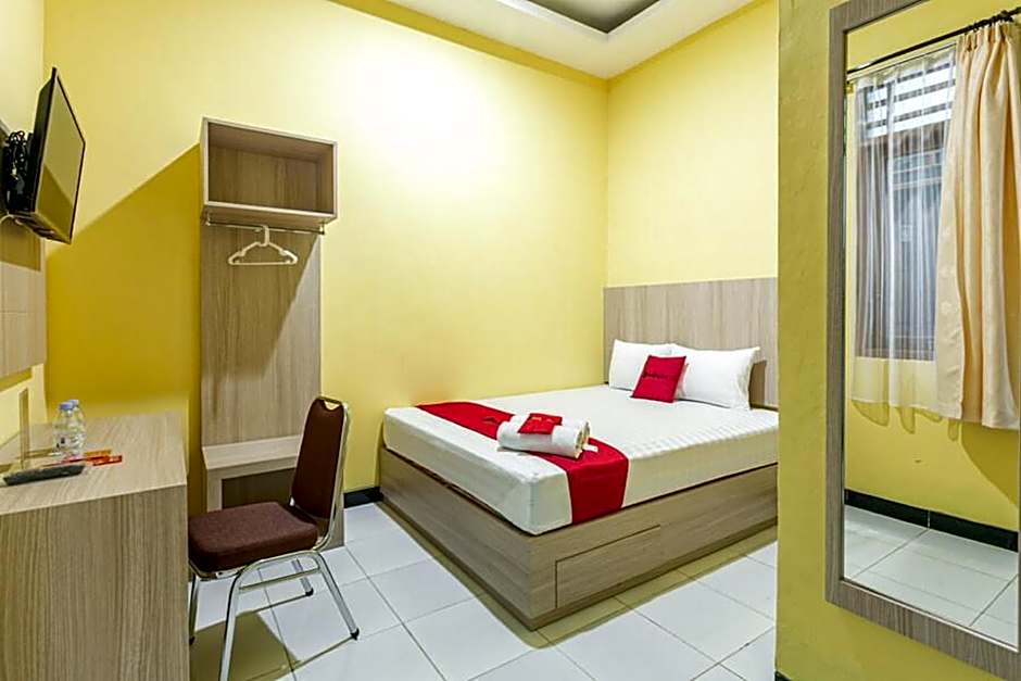 RedDoorz near Puro Mangkunegaran