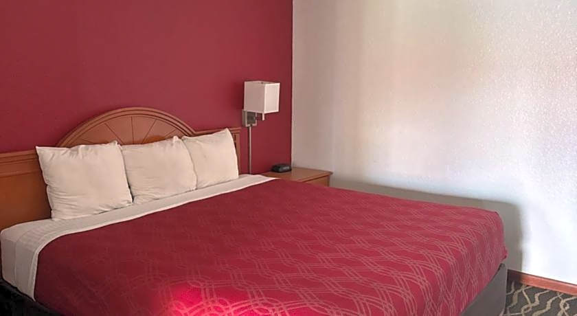 Econo Lodge Inn & Suites