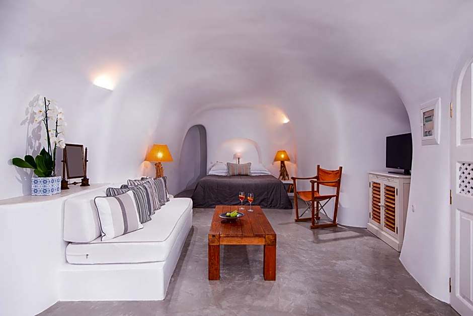 Pezoules of Oia