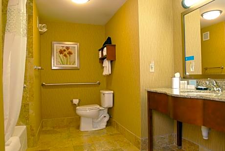 2 Queens Mobility Access W/tub Nonsmoking