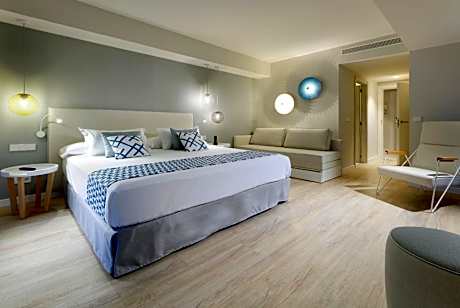 Deluxe Family Room for 2 Adults and 1 Child