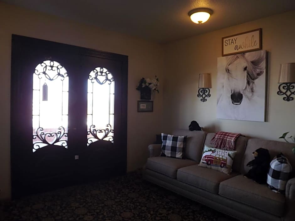 Crest Country Inn