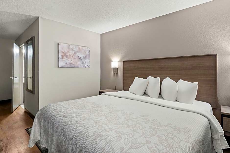 Red Roof Plus Belleville