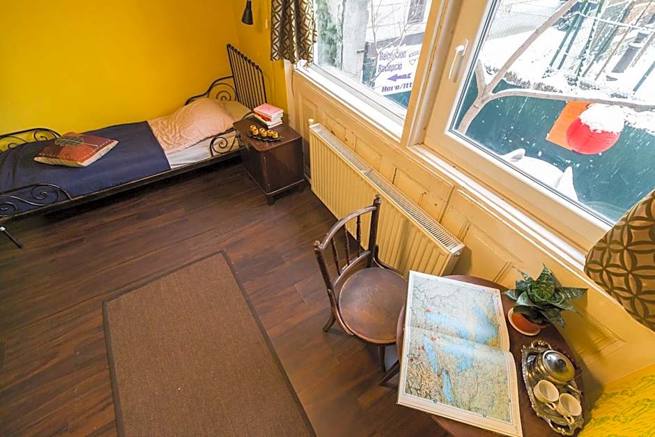 Baroque Hostel & Coworking