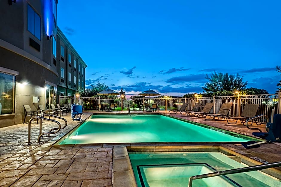 Holiday Inn Express & Suites Cotulla By IHG