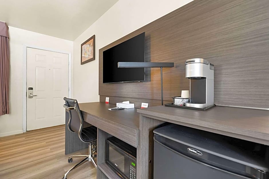 Econo Lodge Inn & Suites Heavenly Village Area