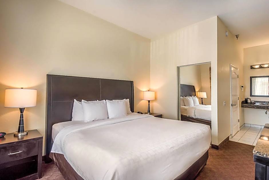 Clarion Inn & Suites Central Clearwater Beach