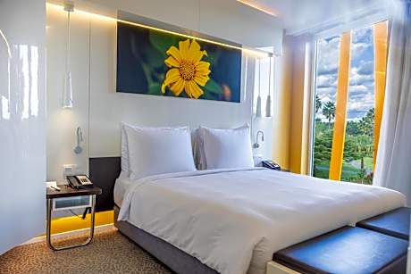 Junior Suite with Balcony and Lounge Access