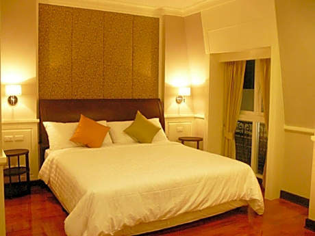 Standard Double or Twin Room with Partial River View