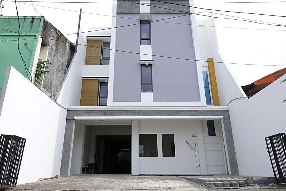 RedDoorz Plus Syariah near Mall Pondok Indah